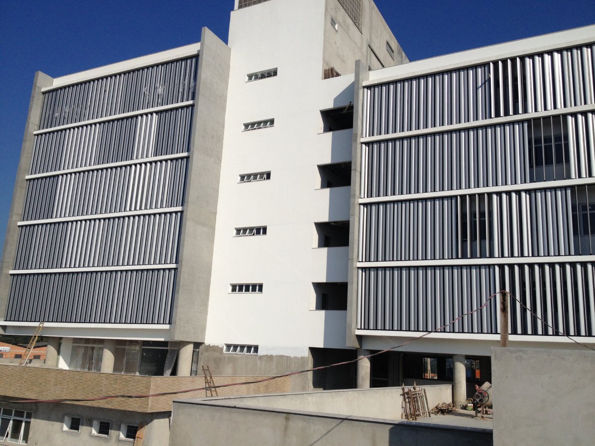 Brise Metálico AA440 - painéis tipo “Asa de Avião” - Refax