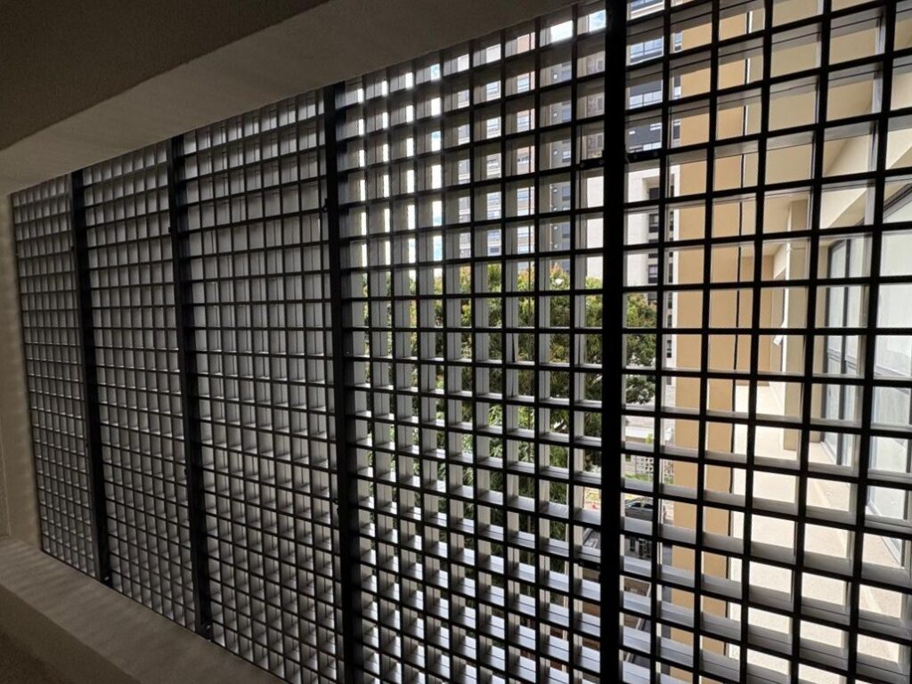 Brise colmeia instalado dentro do vão.